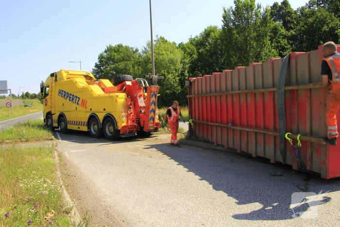 Vrachtwagen verliest vuilcontainer op drukke weg