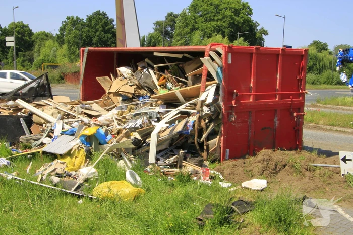 Vrachtwagen verliest vuilcontainer op drukke weg