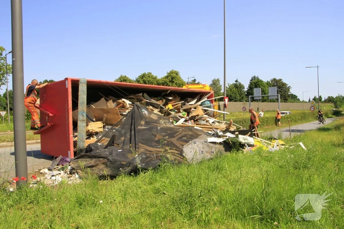 Vrachtwagen verliest vuilcontainer op drukke weg