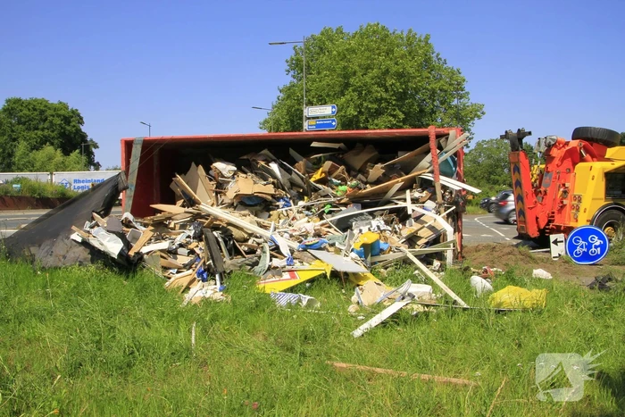 Vrachtwagen verliest vuilcontainer op drukke weg
