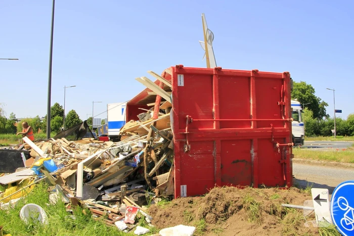 Vrachtwagen verliest vuilcontainer op drukke weg