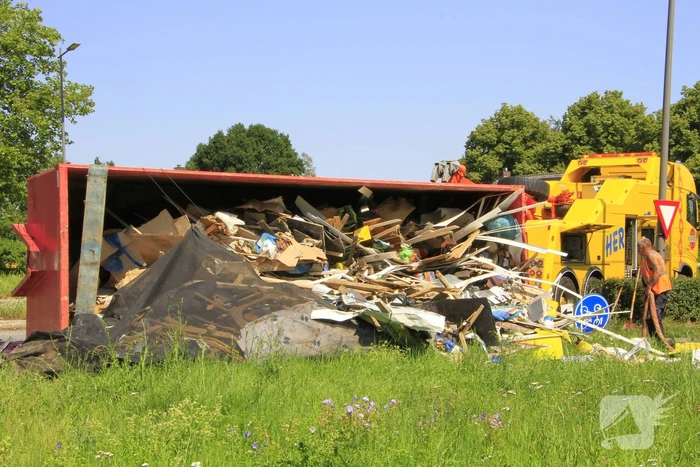 Vrachtwagen verliest vuilcontainer op drukke weg