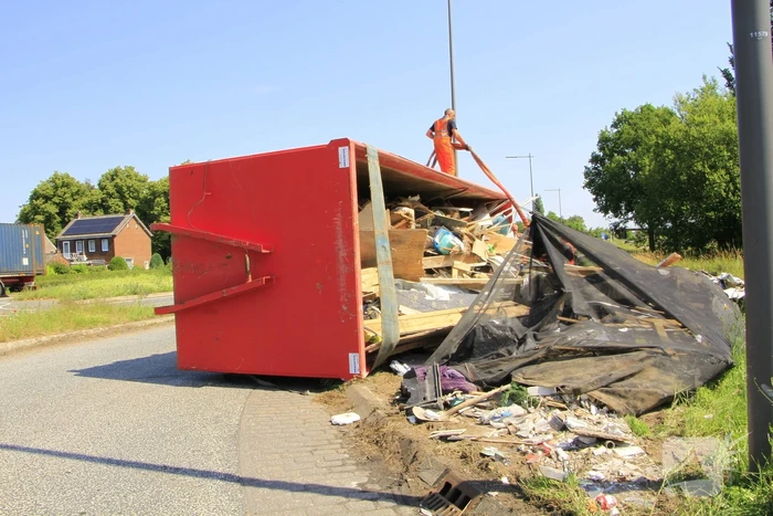 Vrachtwagen verliest vuilcontainer op drukke weg