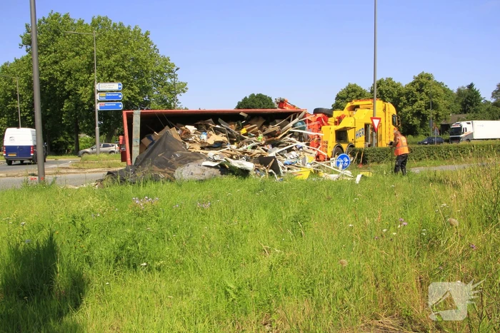Vrachtwagen verliest vuilcontainer op drukke weg