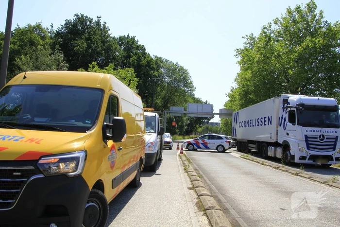 Vrachtwagen verliest vuilcontainer op drukke weg