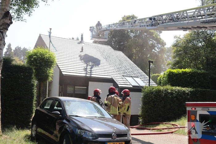 Brand op dak woning snel geblust