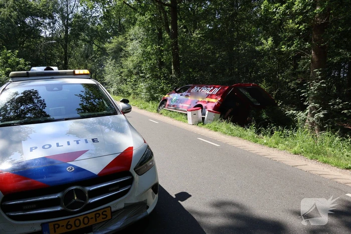 Busje raakt van de weg en komt in sloot terecht