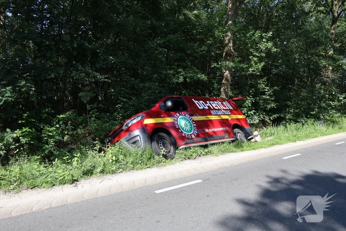 Busje raakt van de weg en komt in sloot terecht