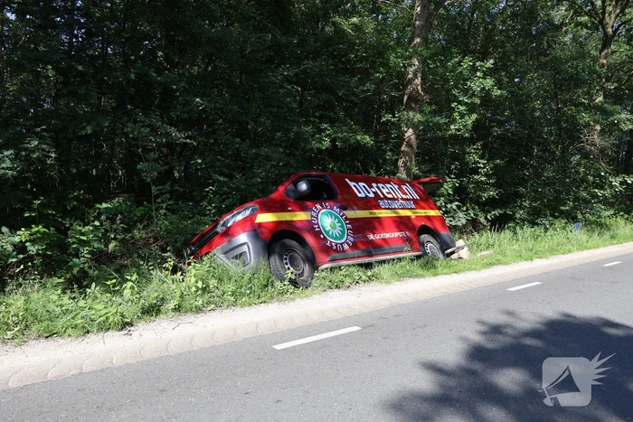 Busje raakt van de weg en komt in sloot terecht