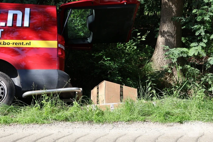 Busje raakt van de weg en komt in sloot terecht