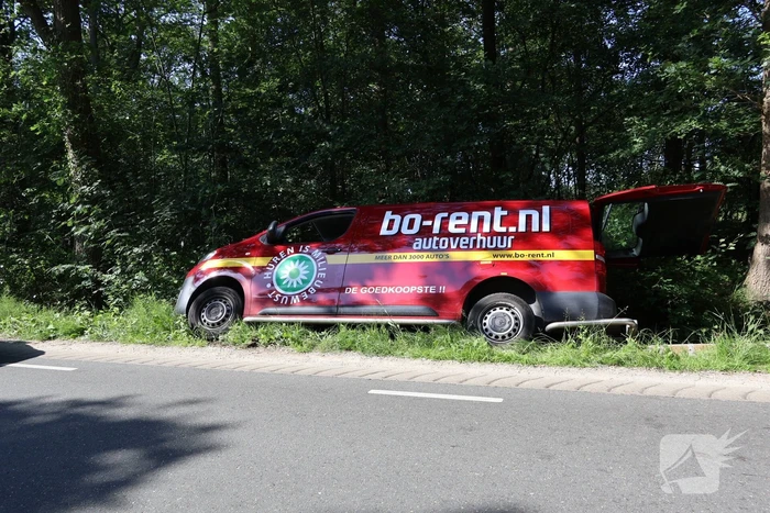 Busje raakt van de weg en komt in sloot terecht