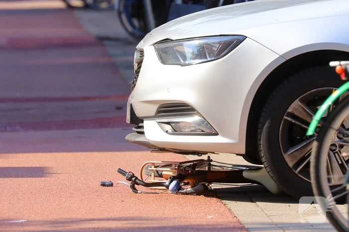 Fietser komt onder taxi terecht, politie verricht onderzoek