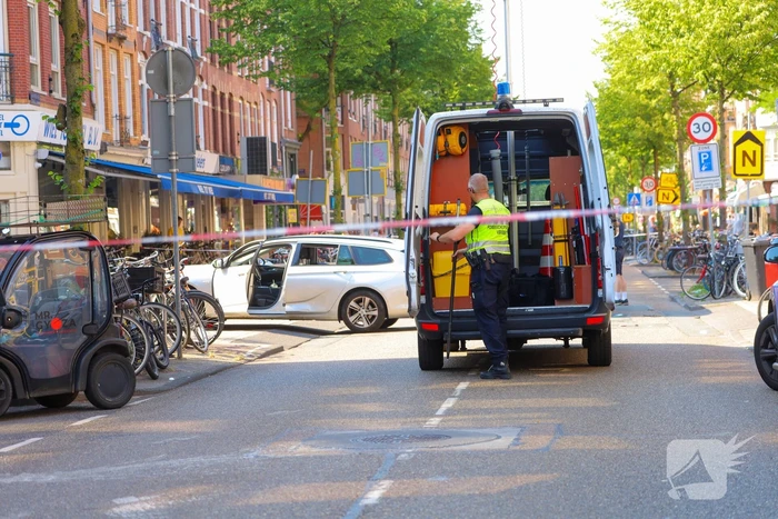 Fietser komt onder taxi terecht, politie verricht onderzoek