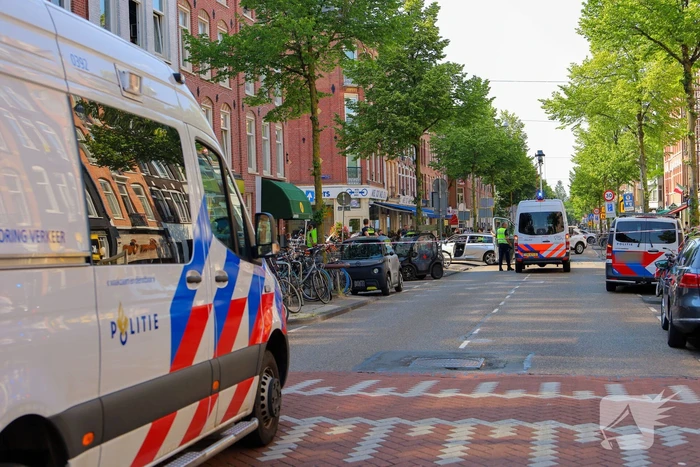 Fietser komt onder taxi terecht, politie verricht onderzoek
