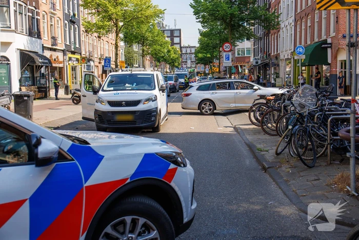 Fietser komt onder taxi terecht, politie verricht onderzoek