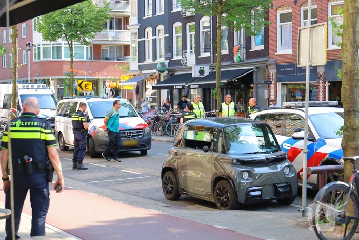 Fietser komt onder taxi terecht, politie verricht onderzoek