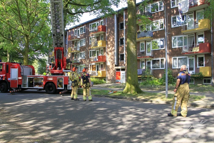 Grote tak valt op flat en veroorzaakt schade
