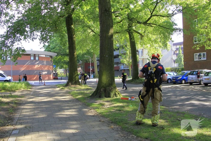 Grote tak valt op flat en veroorzaakt schade