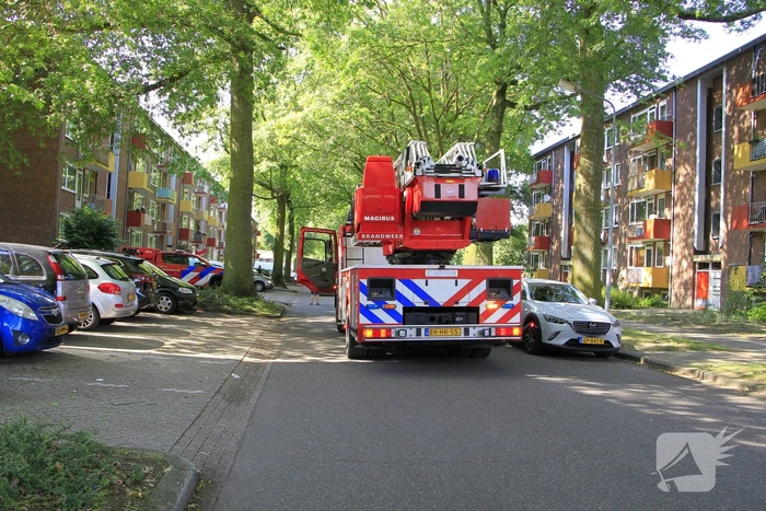 Grote tak valt op flat en veroorzaakt schade