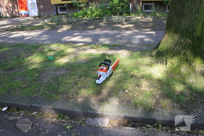 Grote tak valt op flat en veroorzaakt schade