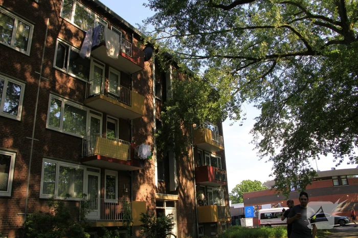 Grote tak valt op flat en veroorzaakt schade