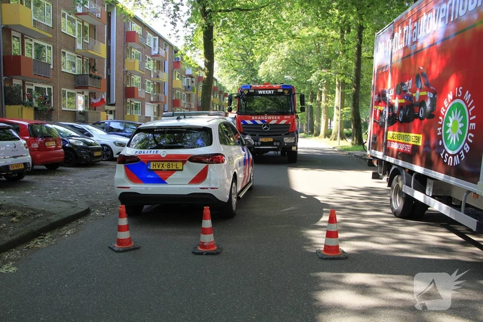 Grote tak valt op flat en veroorzaakt schade