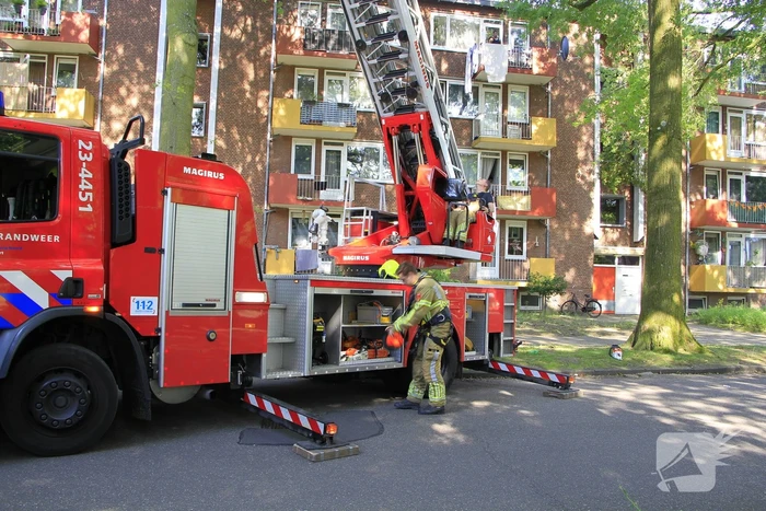 Grote tak valt op flat en veroorzaakt schade
