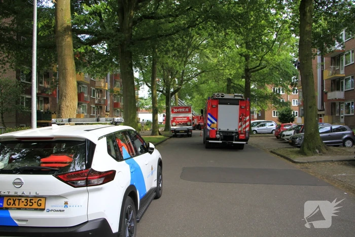 Grote tak valt op flat en veroorzaakt schade