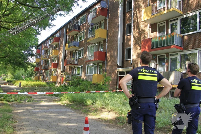 Grote tak valt op flat en veroorzaakt schade