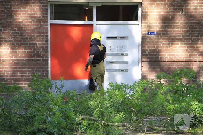 Grote tak valt op flat en veroorzaakt schade