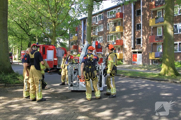 Grote tak valt op flat en veroorzaakt schade