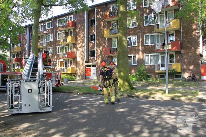 Grote tak valt op flat en veroorzaakt schade