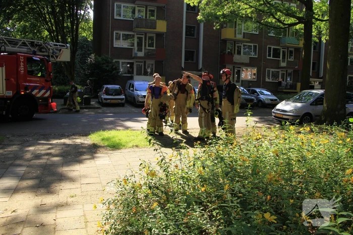 Grote tak valt op flat en veroorzaakt schade