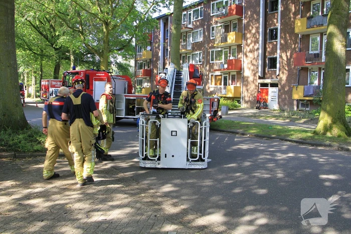 Grote tak valt op flat en veroorzaakt schade