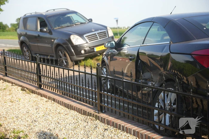 Opnieuw auto tegen hekwerk van tuin