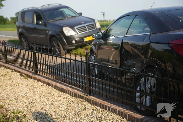 Opnieuw auto tegen hekwerk van tuin