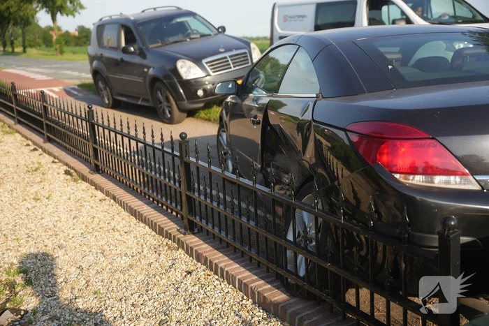 Opnieuw auto tegen hekwerk van tuin
