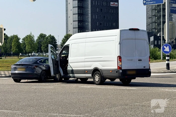 Botsing tussen bestelauto en Tesla zonder gewonden