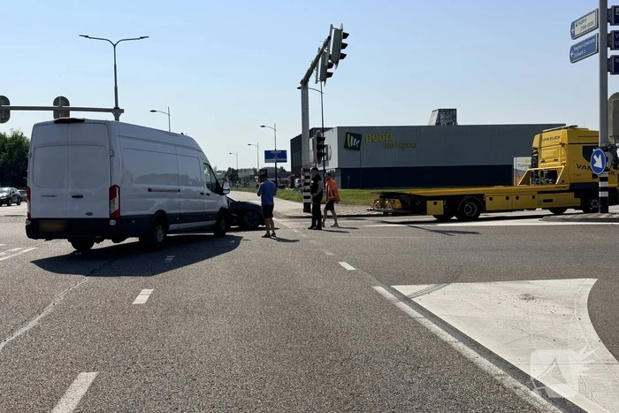 Botsing tussen bestelauto en Tesla zonder gewonden