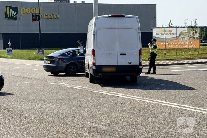 Botsing tussen bestelauto en Tesla zonder gewonden