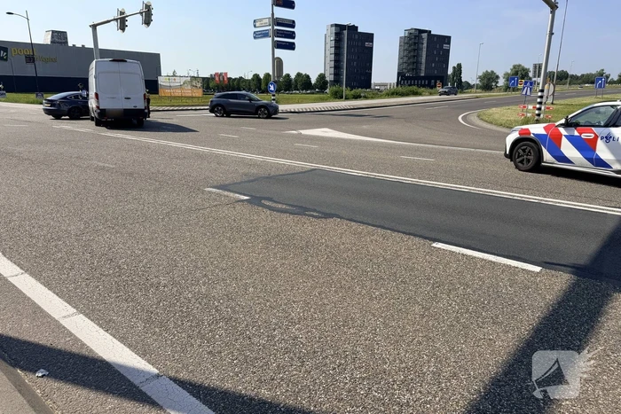 Botsing tussen bestelauto en Tesla zonder gewonden
