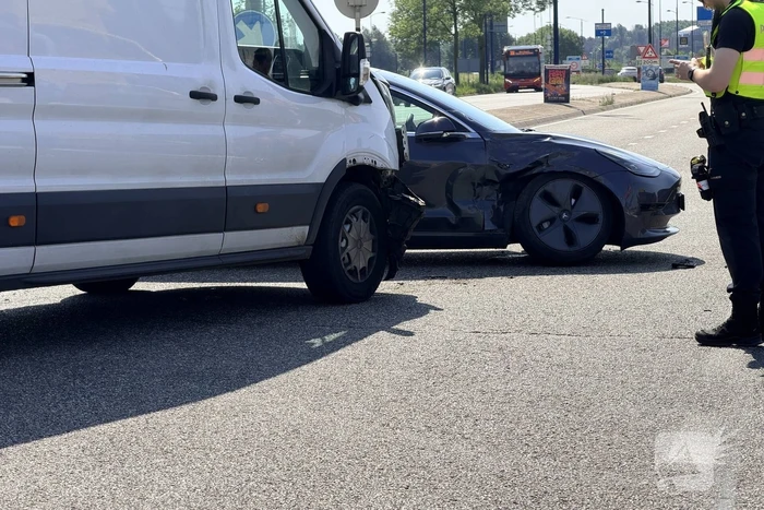Botsing tussen bestelauto en Tesla zonder gewonden