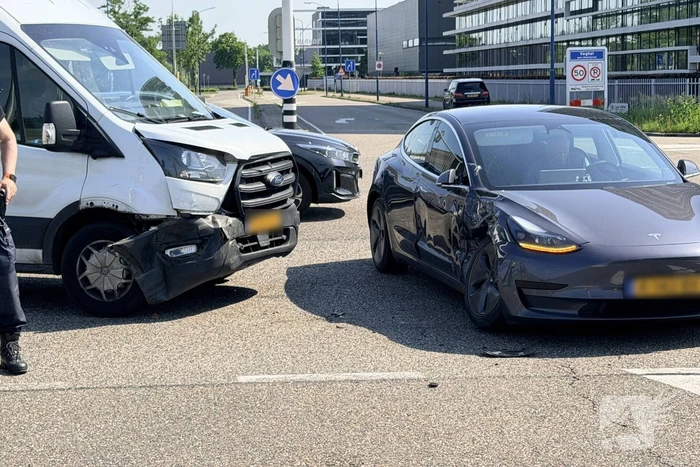 Botsing tussen bestelauto en Tesla zonder gewonden