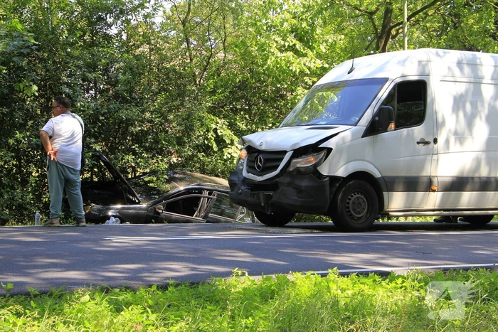 Ongeval met auto en bestelbus zonder gewonden