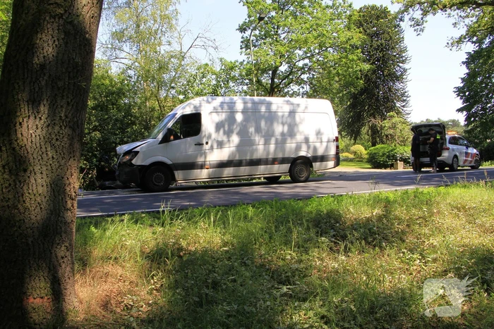 Ongeval met auto en bestelbus zonder gewonden