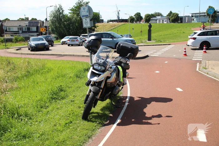 Ongeval tussen motor en auto zorgt voor schade en verkeershinder