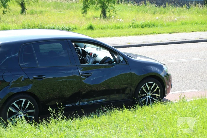 Ongeval tussen motor en auto zorgt voor schade en verkeershinder