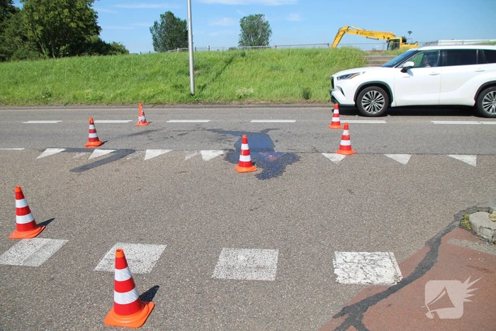 Ongeval tussen motor en auto zorgt voor schade en verkeershinder