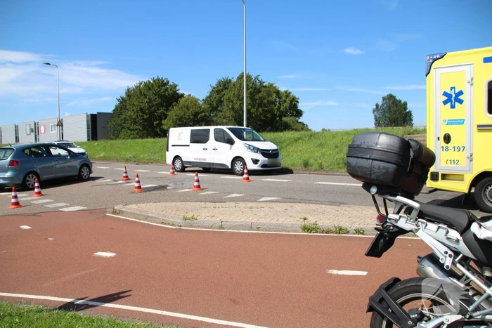 Ongeval tussen motor en auto zorgt voor schade en verkeershinder