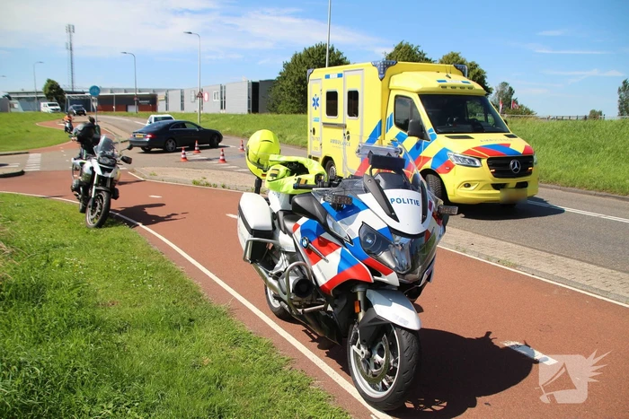 Ongeval tussen motor en auto zorgt voor schade en verkeershinder